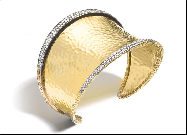 John Hardy, bracciale Paslu squeeze in oro giallo e pavé di diamanti per 3,67 carati. Prezzo: 19 mila dollari