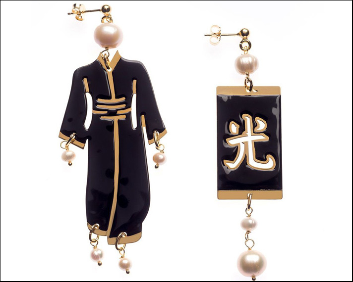 Kimono Art Deco, orecchini in argento placcato oro con smalto nero. Prezzi: 200 euro grande; 180 euro piccolo