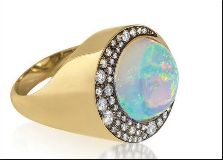 Noor Fares, anello Tilsam in oro giallo, opale Crystal  e diamanti. 