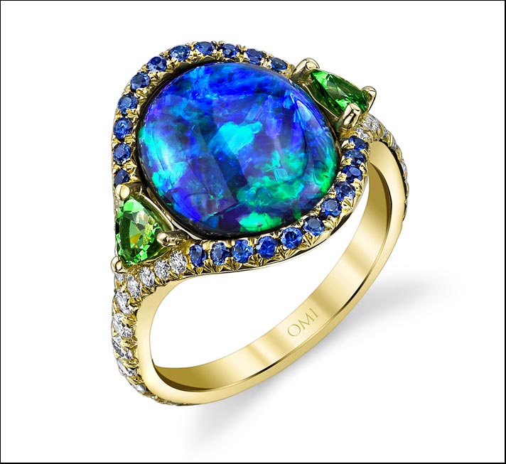 Omi Privé, anello con opale nero ovale Lightning Ridge, di 4.33 carati, circondato da zaffiri blu e tsavoriti. Prezzo: 26 mila dollari