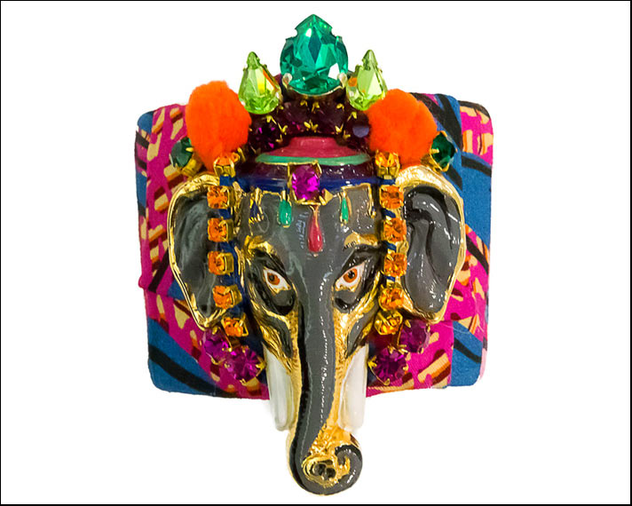 Bracciale in ferro battuto con testa di elefante smaltala e decorata con cristalli 