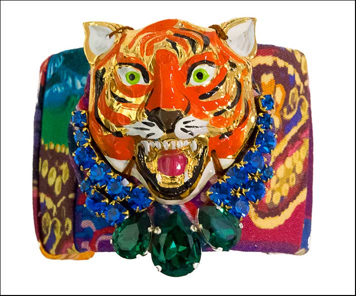 Bracciale in ferro battuto  ricoperto di stoffa con testa di tigre smaltala e decorata con cristalli 
