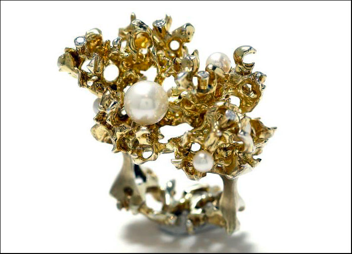 Anello collezione Thalassa in oro giallo 18 carati, diamanti e perle 