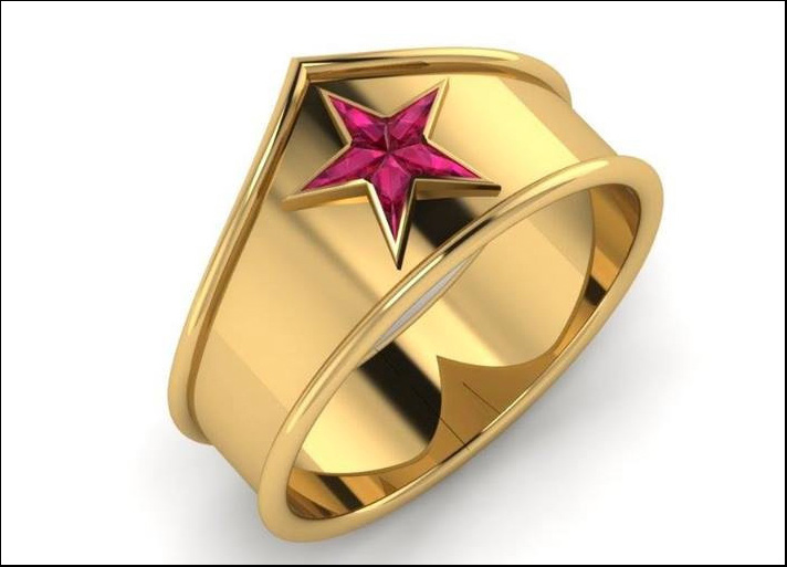 Wonder Woman: anello con rubino in argento e in oro. Prezzi: 540 euro in argento e in 1450 euro in oro