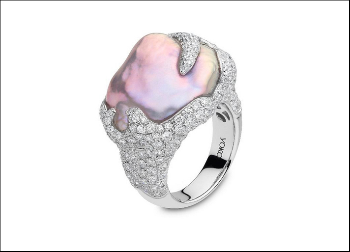 Yoko London, anello con perla barocca rosa e pavé di diamanti 
