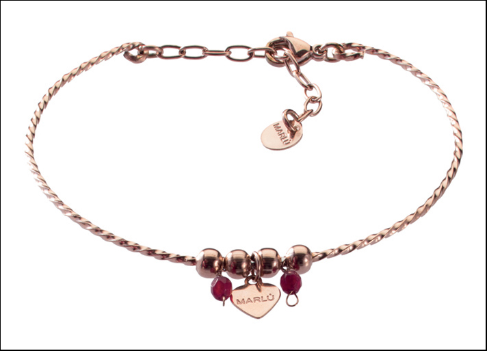 cLover, bracciale in acciaio rosé con perle in agata rossae ciondolo a forma di cuore. Prezzo: 18 euro