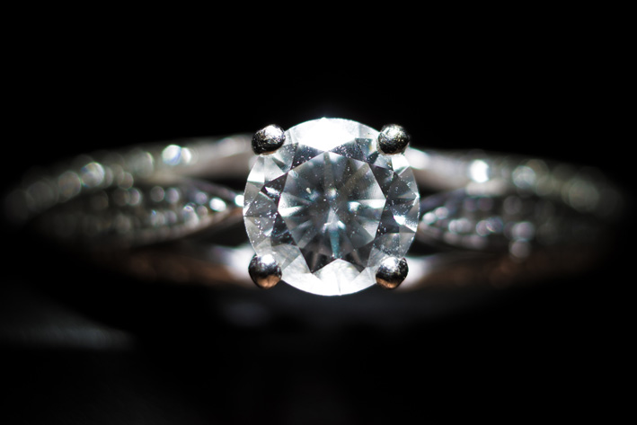 Sada Sierra Milagroso Cómo reconocer un diamante verdadero o falso | gioiellis.com