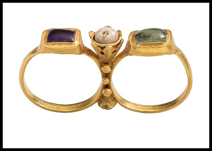 Anello doppio di epoca bizantina, sesto secolo D.C. Oro, ametista, smeraldo, vetro, perla