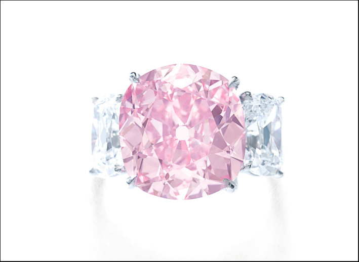 The Historic Pink Diamond, di 8,72 carati, che è stato collegato alla storia della principessa Matilde Bonaparte, nipote di Napoleone I, ha raggiunto i 15,9 milioni di dollari