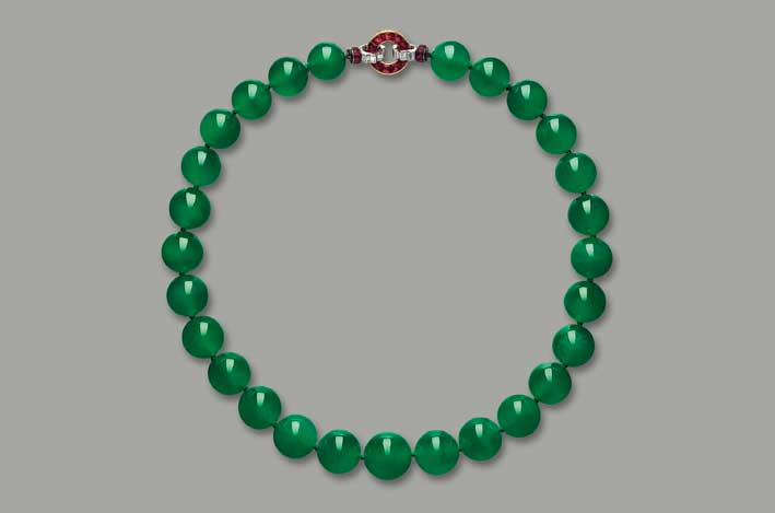Questa collana di giada firmata Cartier, con rubino e diamanti, di proprietà dell’ereditiera Barbara Hutton (1912-1979) è stata venduta per più di 27,4 milioni dollari nell’asta Magnificent Jewels and Jadeite Auction nel 2014