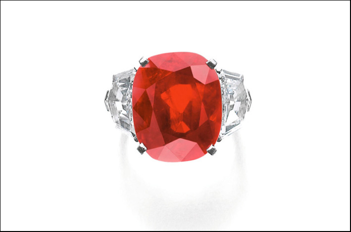 Sunrise Ruby, rubino montato su anello con diamanti firmato Cartier. Venduto per oltre 30 milioni di euro