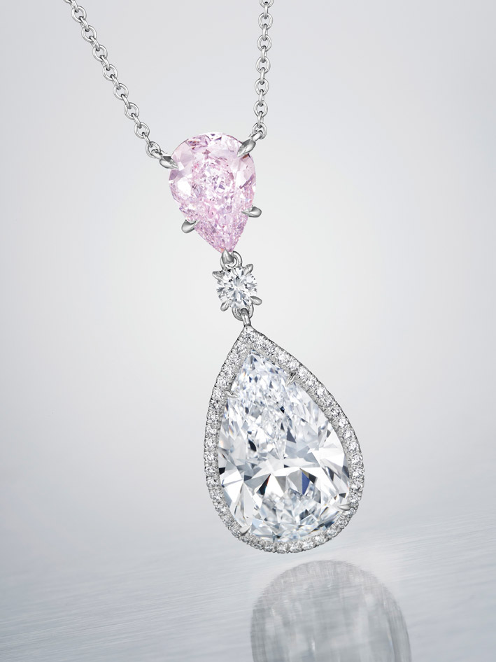 Collana con due diamanti taglio a pera: il primo, rosa (fancy purplish pink) e il secondo bianco