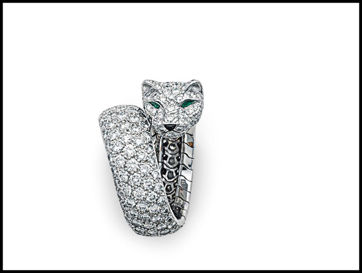 Anello panthèere di Cartier con smeraldi, diamanti e oro bianco