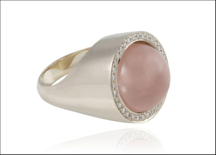 Noor Fares, Tilsam, anello Aurora in oro grigio con quarzo rosa tondo incastonato al centro, circondato da diamanti bianchi 