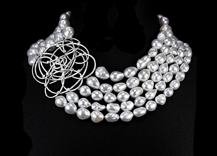 Collana Extravaganza, in oro bianco, 133 perle, 25 diamanti 