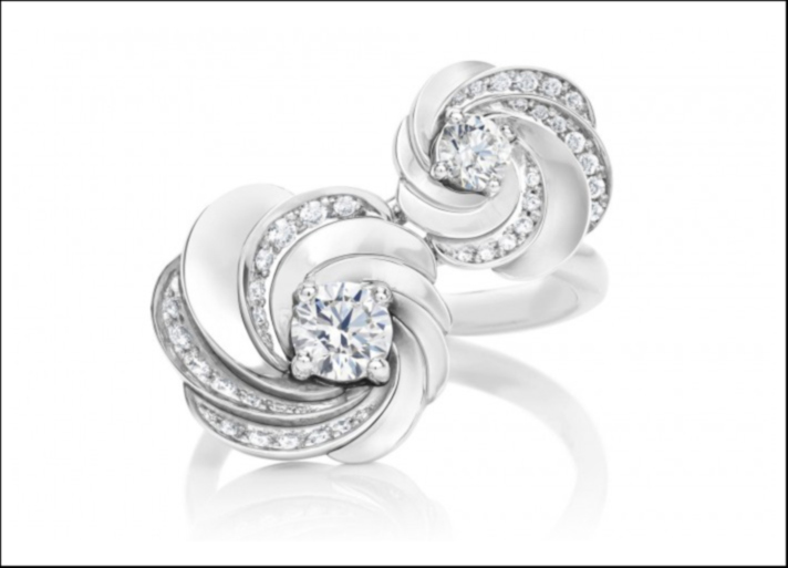 De Beers, collezione Aria anello Toi et Moi con due diamanti taglio brillante e strati spirale di pavé su oro bianco 