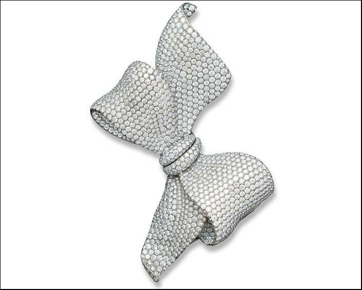 Michele Della Valle, spilla Bow in titanio con pavé di diamanti incolori taglio brillante 