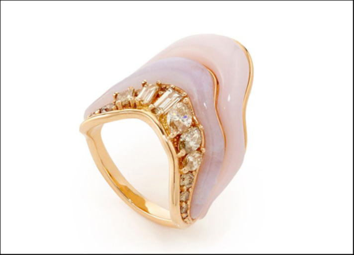 Stream, anello in oro giallo con calcedonio rosa e diamanti champagne 
