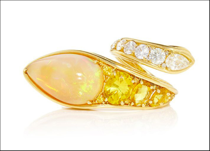 Stream, anello in oro giallo con opere etiope, con zaffiri e diamanti incolori 