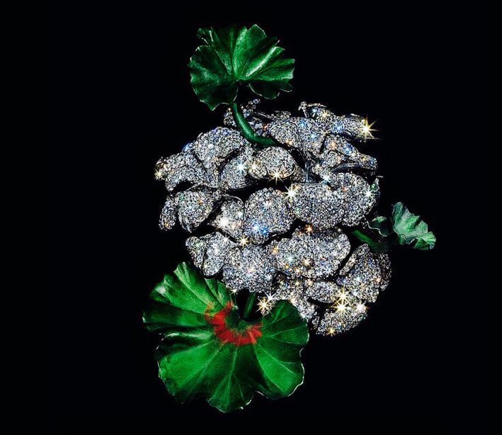 Jar, spilla Geranium in titanio verde e rosso, platino e pavé di diamanti del 2007 