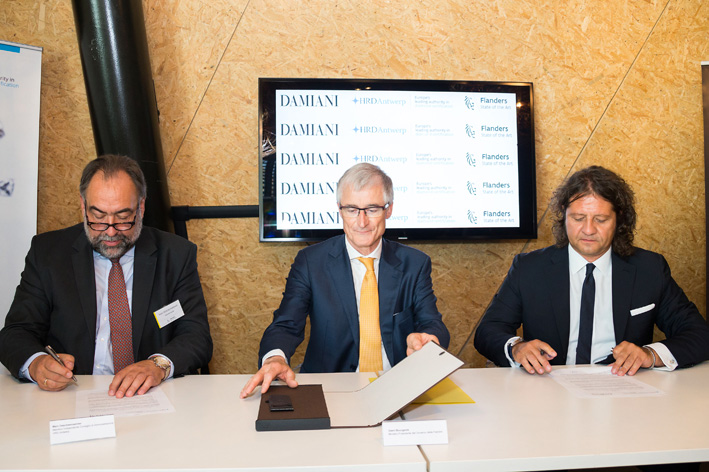 La firma dell'accordo: a sinistra, Marc Descheemaecker, direttore di Hrd. Al centro, il ministro belga Geert-Bourgeois. A destra, Guido Damiani
