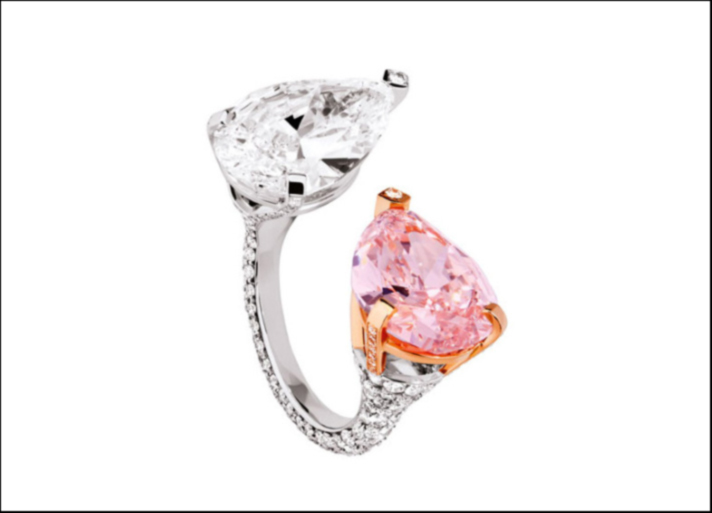 Messika, anello Toi et Moi Poires con due diamanti a goccia da 7 carati uno incolore e l’altro rosa