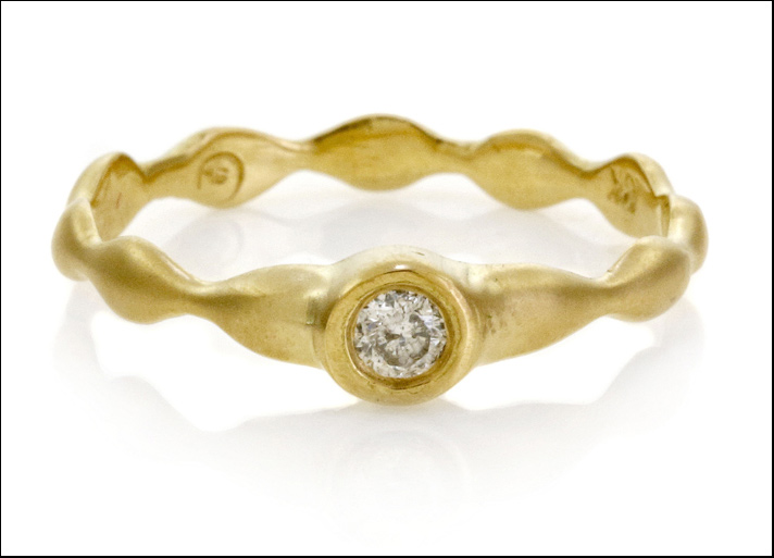 Sandy Leong, collezione Rain anello sottile e impilabile in oro riciclato giallo con 9 diamanti grigi 