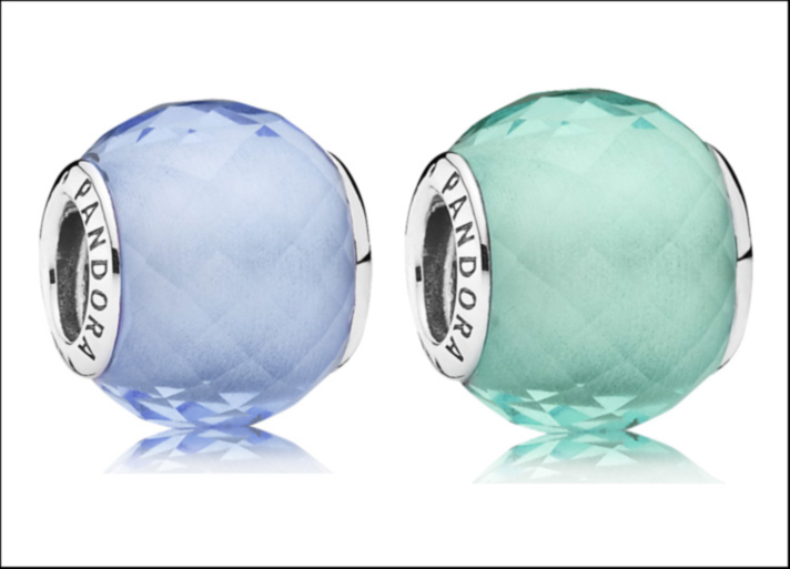 Charm sfera sfaccettata, in argento sterling e quarzo sintetico blu e verde sfaccettato. Prezzo: 35 euro