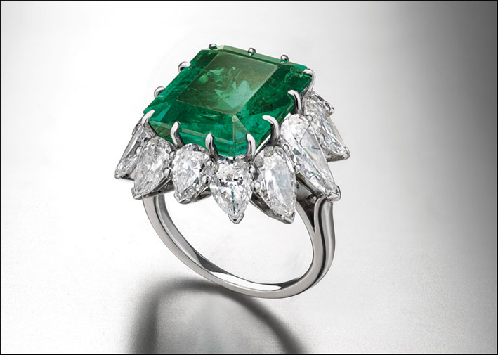 Anello con smeraldo e diamanti della parure di Liz Taylor