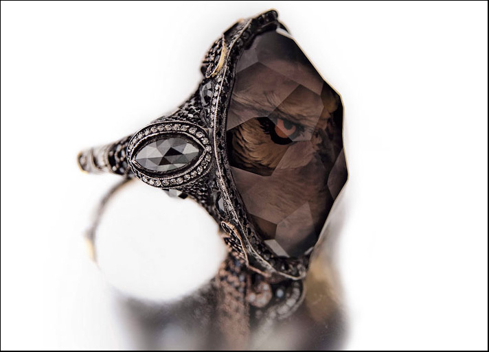 Anello in argento, oro, diamanti e quarzo fumè con all'interno un intagliato a mano gufo