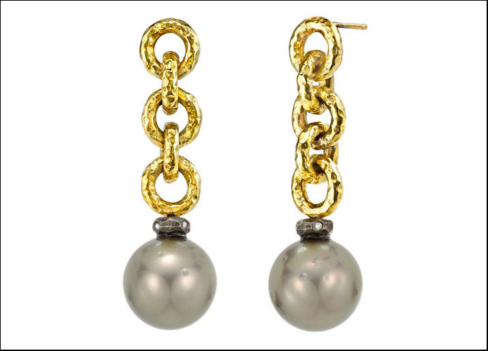 Deanna Hambro, orecchini in oro con cinque maglie martellate e due perle Thaiti grigie