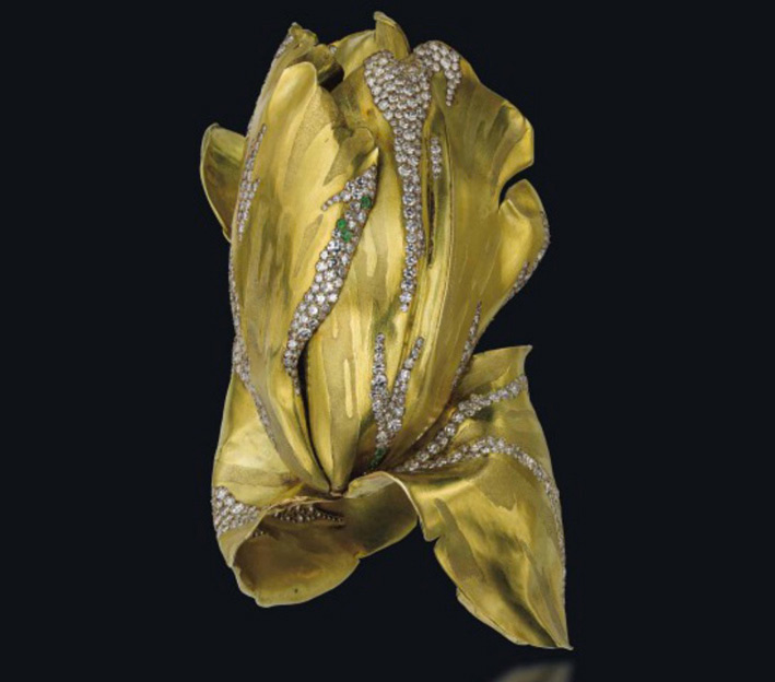 Jar, bracciale Parrot Tulip in oro modellato a forma di foglie due che circondano il polso con diamanti e granati verdi 