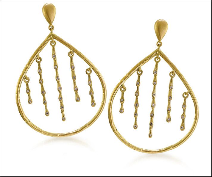 Sandy Leong, collezione Rain orecchini in oro giallo setato con gocce pendenti incastonate di diamanti 