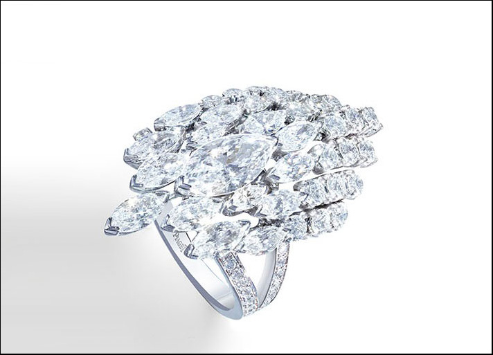 Collezione Segreti e Luci, anello in oro bianco  con un diamante taglio marquise da 1.01 carati, 14 diamanti taglio marquise e 55 diamanti taglio brillante 