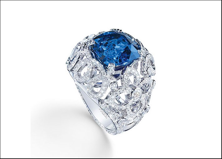 Collezione Segreti e Luci, anello in oro bianco traforato con  uno zaffiro blu taglio cuscino  da 7.04 carati e 386 diamanti taglio brillante  