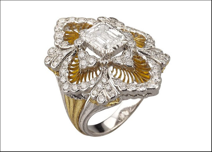 Opera, anello in oro giallo e bianco e diamante centrale