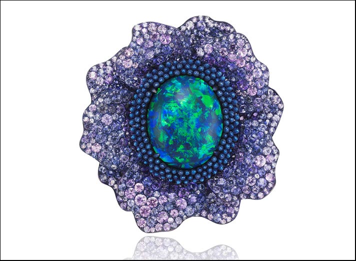 Fiori d'Opali, anello con opale nero da 24.3 carati con pistilli in titanio blu e petali in titanio con pavé di zaffiri viola e ametiste. Sul gambo in oro bianco tsavoriti
