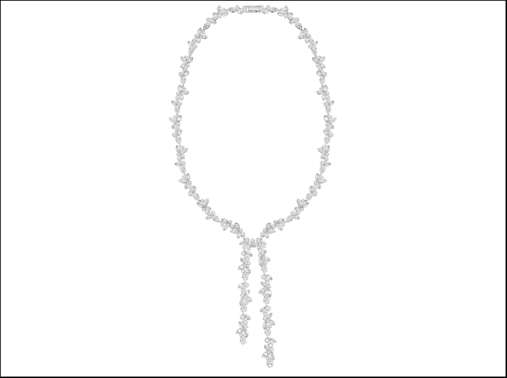 Collana della collezione Diapason a forma di Y con una cascata di cristalli incolori a forma di petali