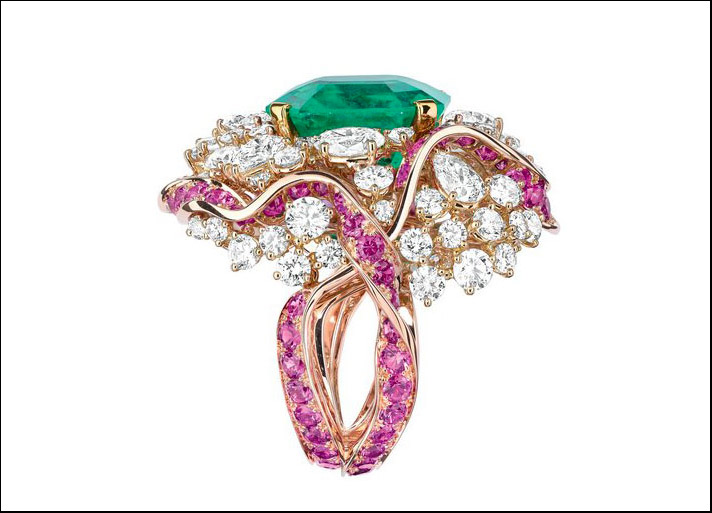 Collezione Soie, anello Galon  in oro giallo con smeraldo centrale, diamanti incolore e zaffiri rosa 