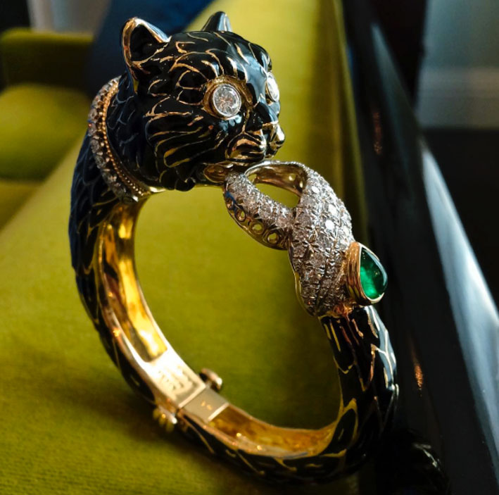 Bracciale Pussy cat, diamanti, smalto, oro e smeraldo