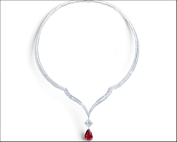 Collezione Segreti e Luci, collana in oro bianco con un rubino a forma di pera da 7.01 carati, un diamante taglio princess e 143 diamanti taglio brillante 