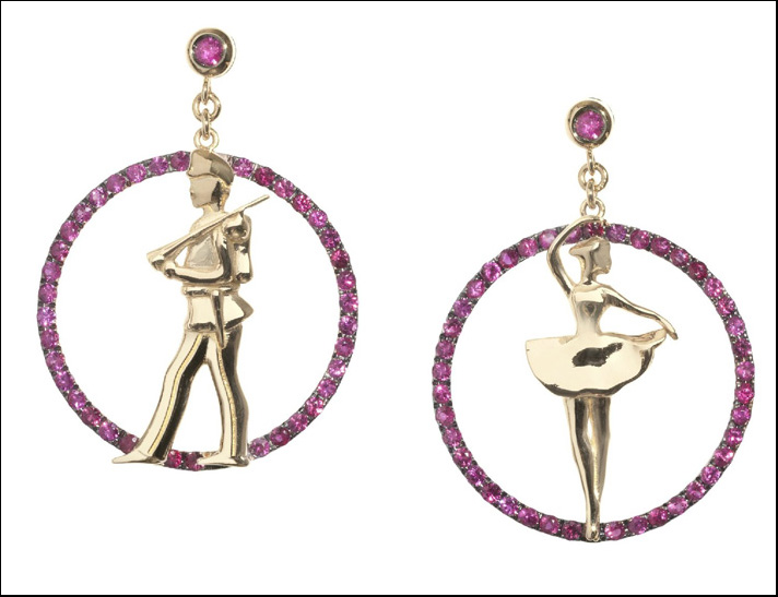 Collezione Joie de vivre, orecchini in oro rosa con un soldatino e una ballerina in oro e cerchi con rubini incastonati 