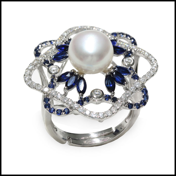 Collezione Liberty. Anello in Argento 925½ con Perle d’Acqua dolce 9-10 mm, Cubic Zirconia e Zaffiri Blu di sintesi