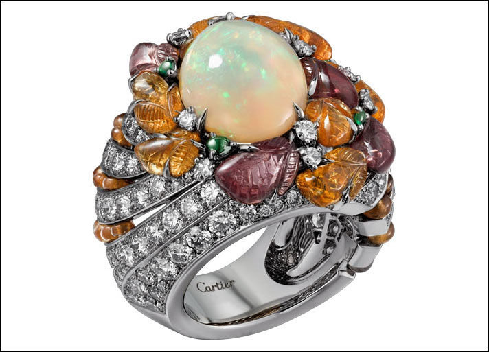Étourdissant Cartier, anello in platino, con un opale Etiope ovale taglio cabochon di 4,18 carati , granati color mandarino e melanzana incisi, perline di granati, zaffiri colorati e tsavoriti e diamanti taglio brillante