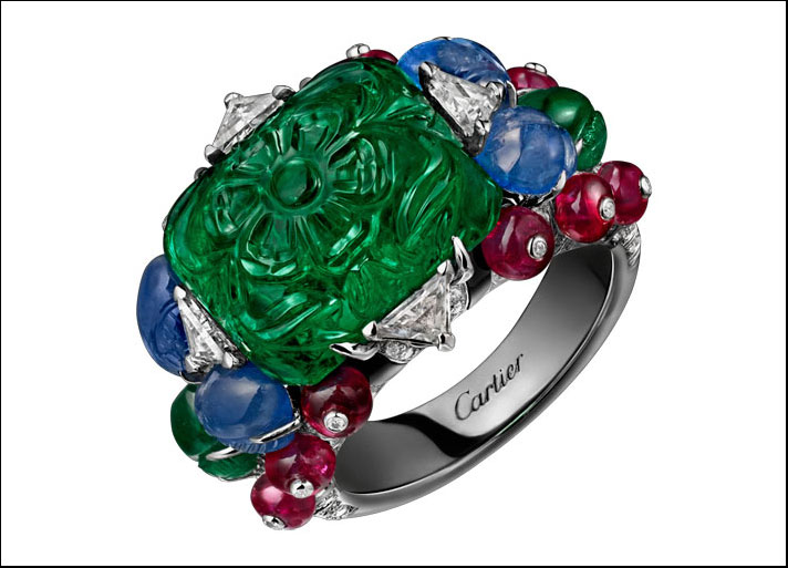 anello Hyderabad in platino con uno smeraldo dello Zambia taglio ottagonale di 12.66 carati inciso e zaffiri e smeraldi intagliati, rubini a forma di perle, onice, diamanti a forma triangolare e taglio brillante 