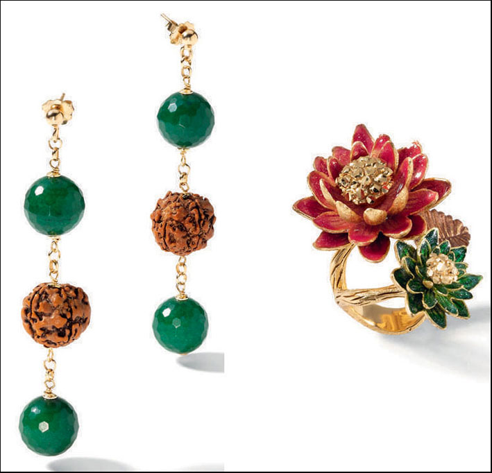 A sinistra, orecchini in argento placcato oro, pietra agata. Prezzo: 169 euro. A destra, anello in argento placcato a forma di fiore di loto, smalto. Prezzo: 293 euro