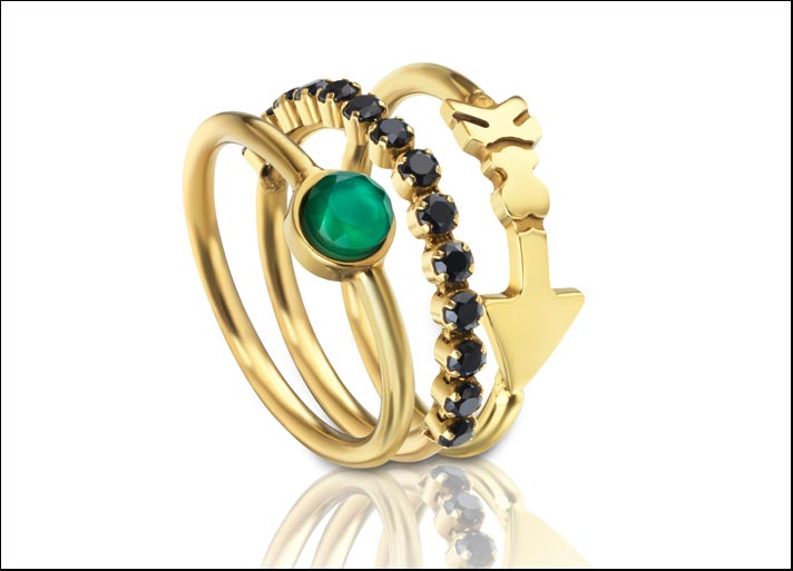 Follow, anello in vermeil con spinelli neri, quarzo idrotermale verde e madreperla