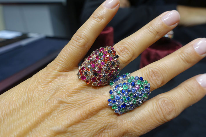 Due varanti colore degli anelli della collezione Pegaso (foto Carolina Nobile) 
