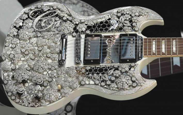 La chitarra Gibson tempestata di diamanti di Coronet