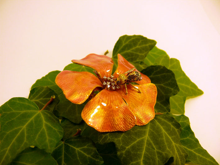 Opera di oreficeria: fiore con insetto